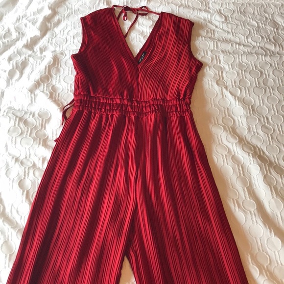 Romeo & Juliet Couture red pleated jumpsuit size M - Picture 9 of 9